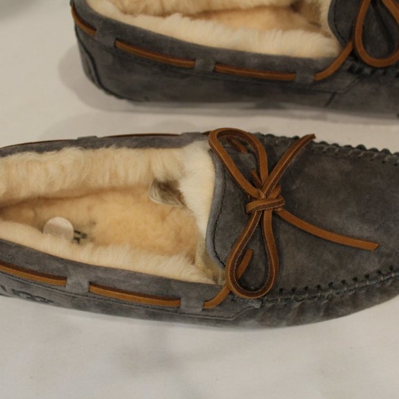 NIB UGG WOMEN'S DAKOTA GRAY SUEDE SHEARLING TIE SLIPPERS‎ - Picture 3 of 6